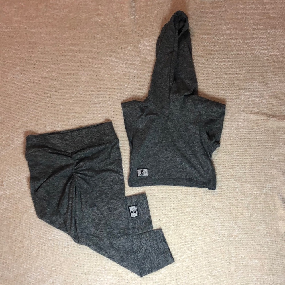 Celestial bodiez scrunch butt capri and crop set